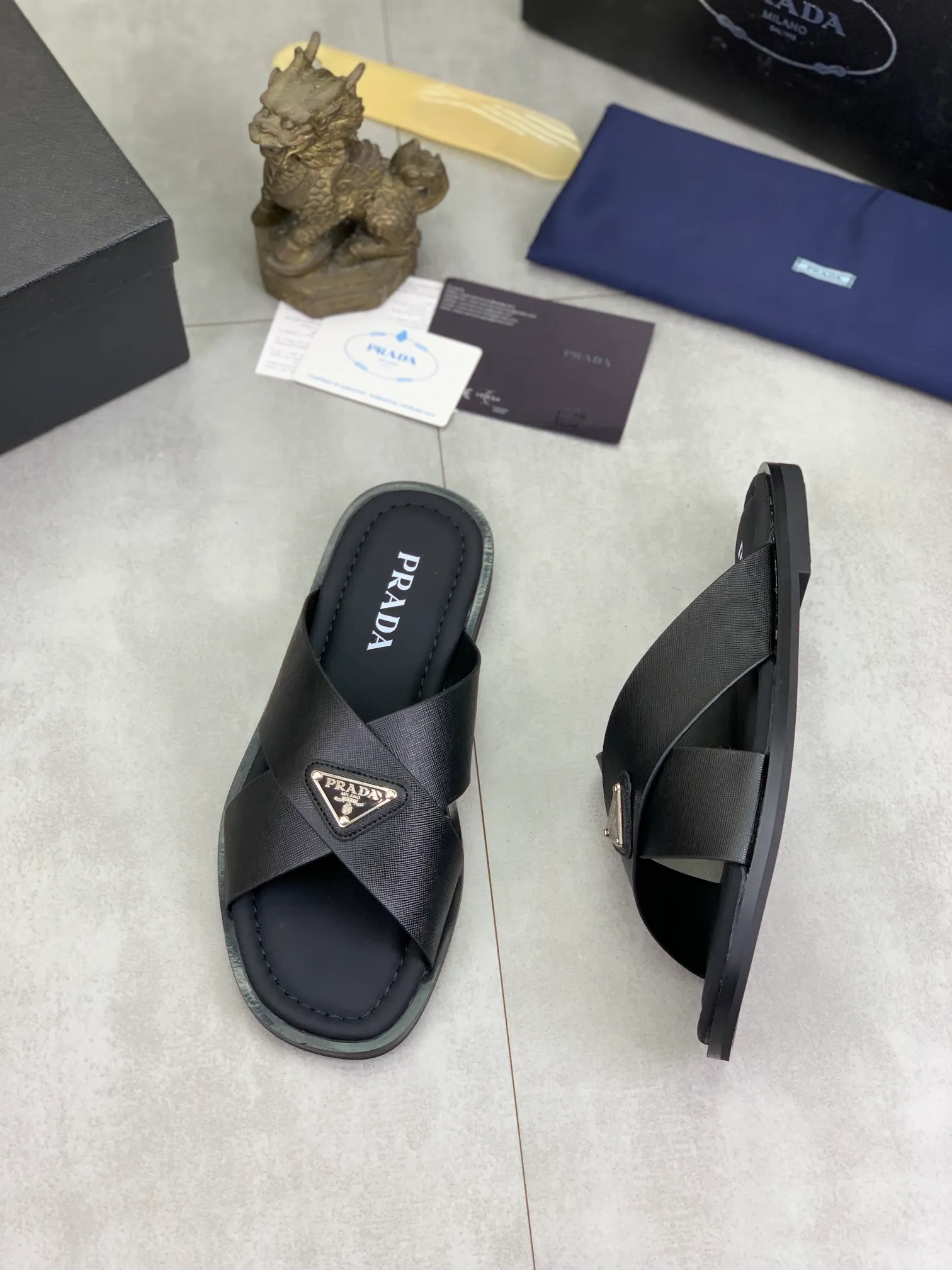 Men's shoes 💰P300💰【New style】🎁🎁🎁 PRADA Prada's new casual slippers, original official website 1:1, perfect workmanship, transmitting a kind of noble luxury, sublimating its definition of luxury in Prada's high-end extraordinary craftsmanship. Original combination outsole, code number: 38-44 (45 customized) 4️⃣colors🉑️ to choose from